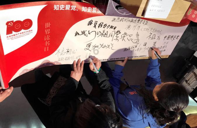 买联想拯救者还是暗影精灵呢游戏画面