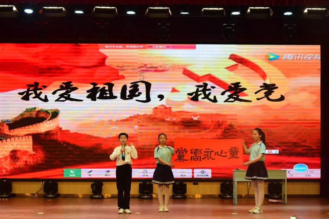 四婚迎娶“小娇妻”，他是伦敦最酷的华裔，靠“吃”打出一片天下